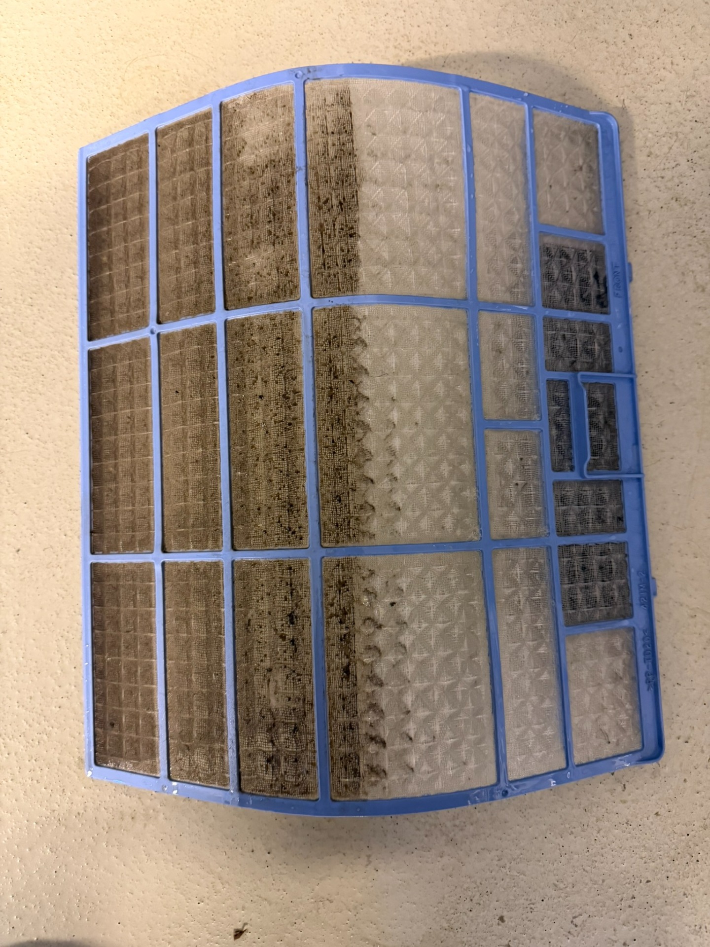 Ren og uren side av filter som er med å hemme effekt og øke energibruken på varmepumpa.