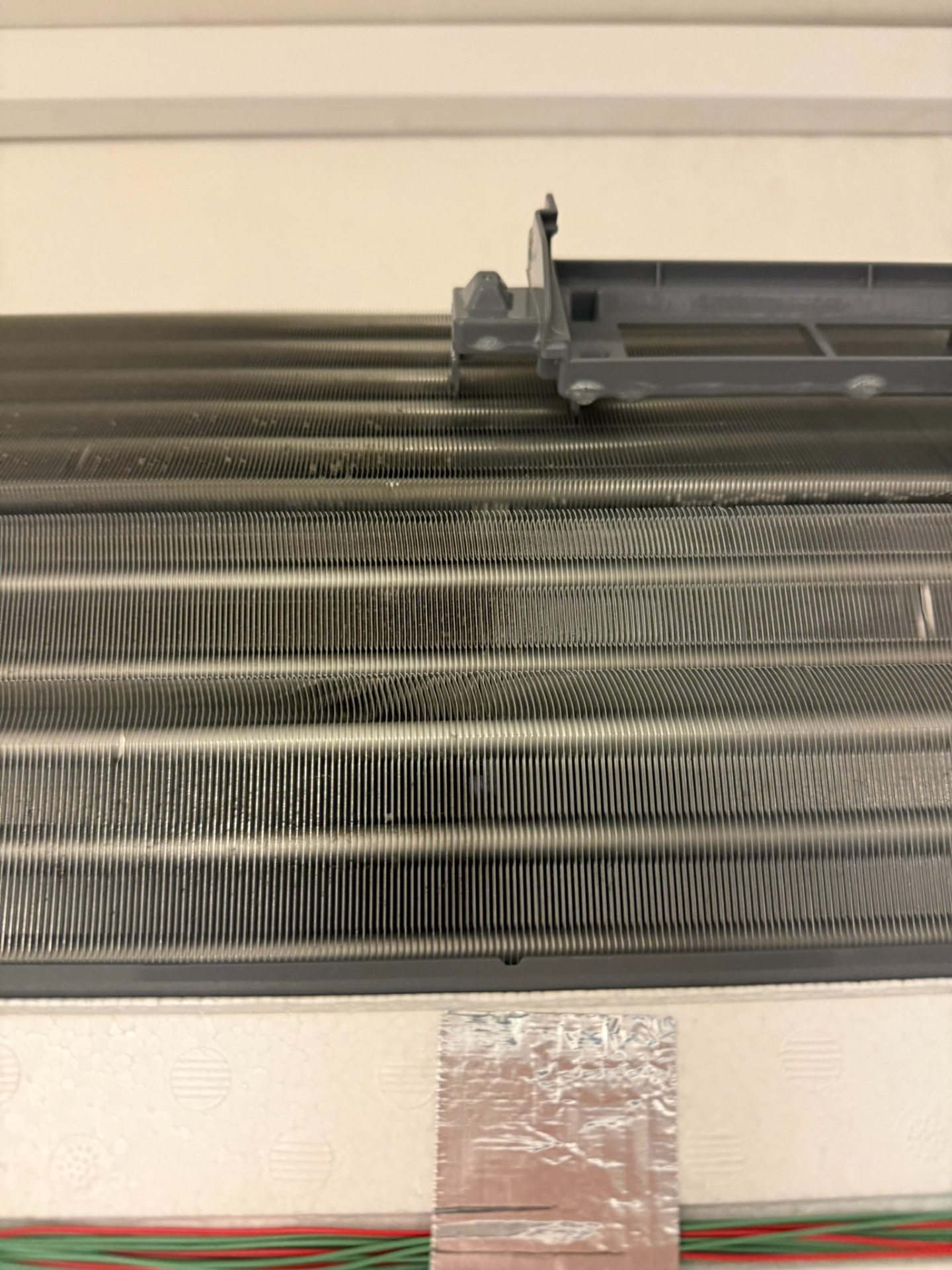 Her ser man forksjell på rent og urent register. Dette er med å hemme effekten og øke energiforbruket på varmepumpen.